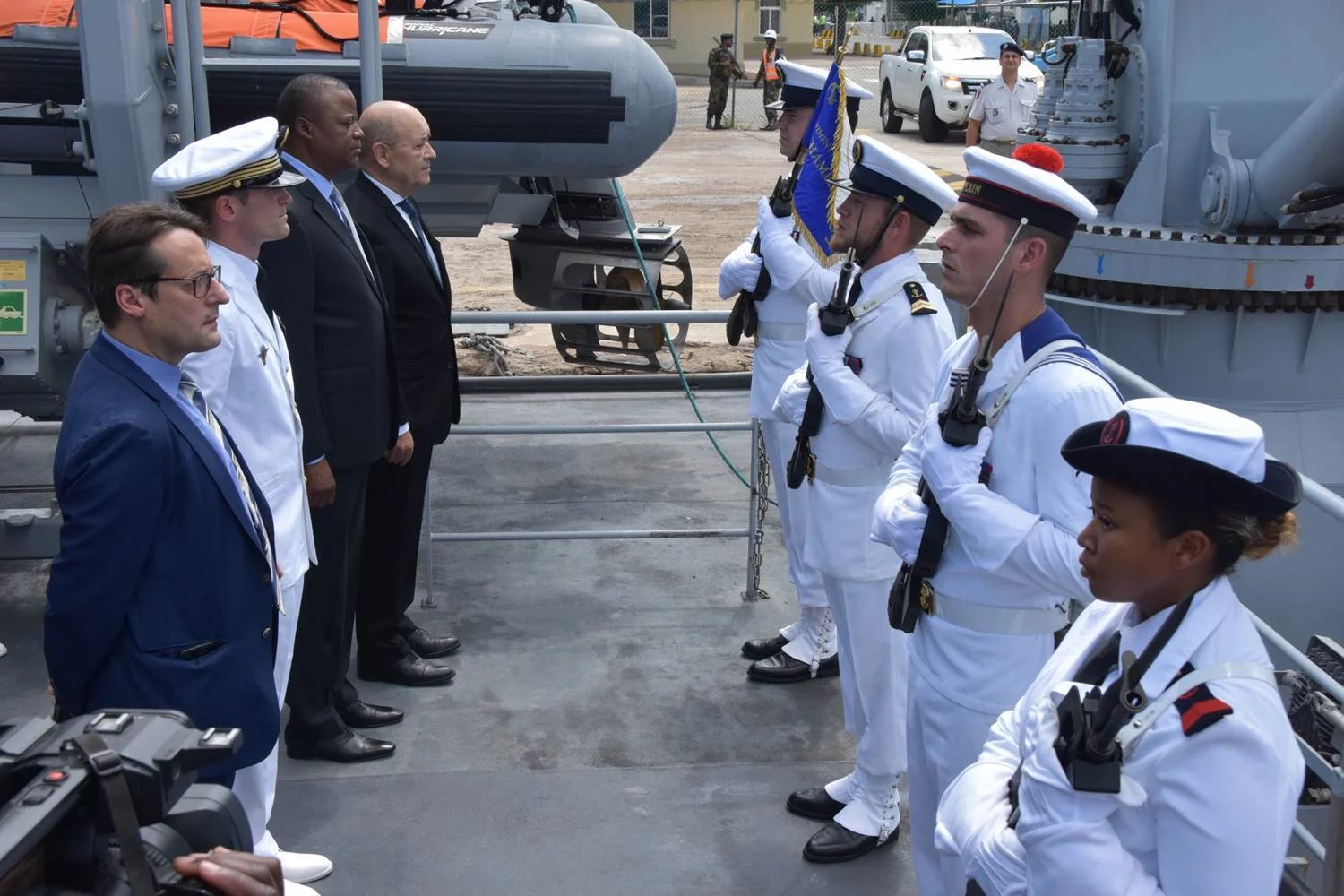 Jean-Yves Le Drian et Jaime Neto, ministre de la défense du Mozambique, accueillis à bord du Champlain