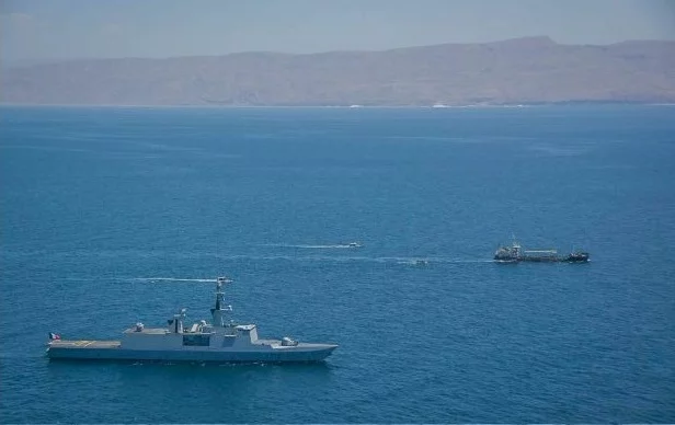 La frégate Courbet escorte le pétrolier libéré au large de la Somalie