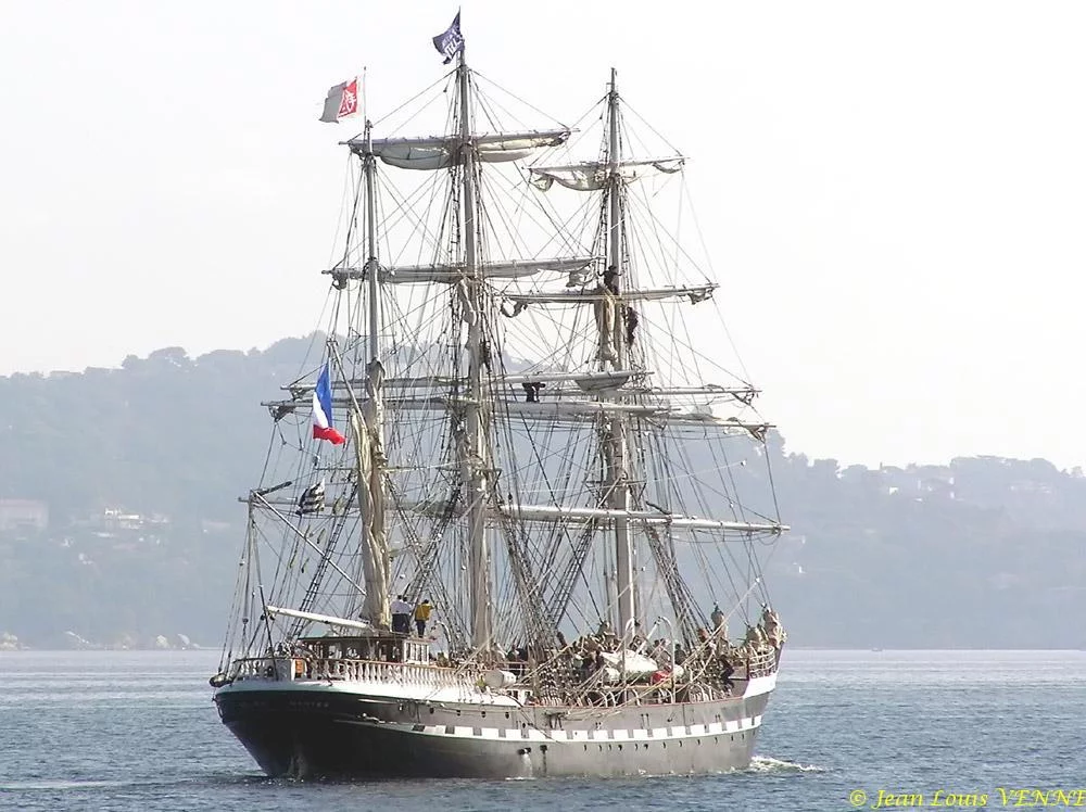 Le voiler Bélem quitte le port de Toulon