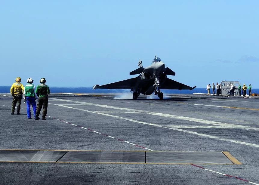 Un Rafale français se pose sur le Theodore Roosevelt
