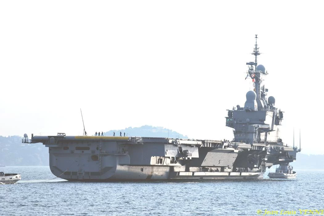 Le porte-avions Charles de Gaulle appareille pour des essais techniques
