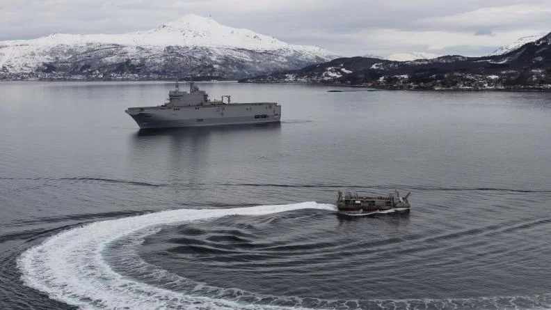 Le porte-hélicoptères Dixmude dans un fjord norvégien