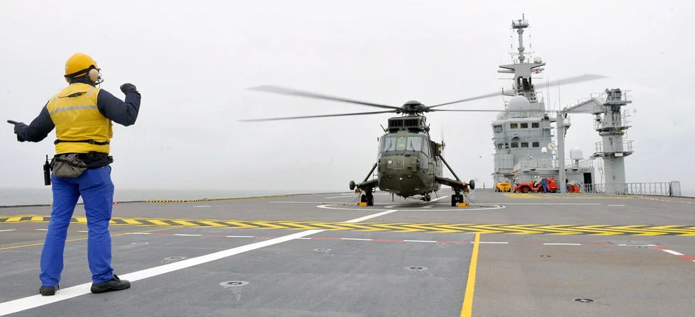 Un hélicoptère britannique Sea King à bord du BPC Dixmude