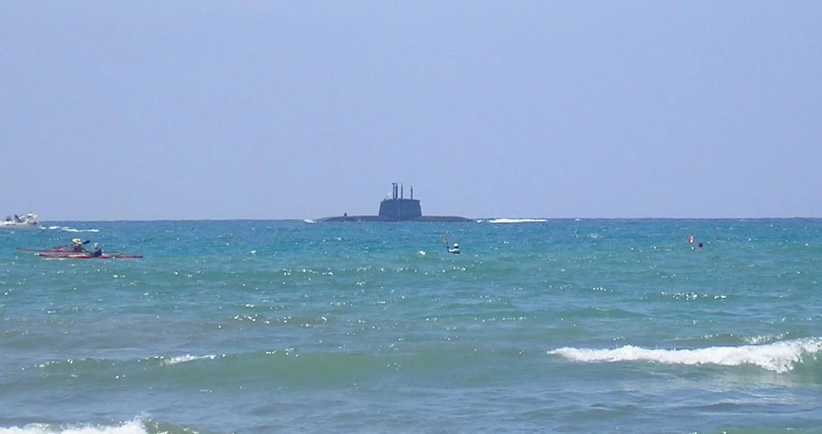 Un sous-marin israélien au large d'une plage de Tel-Aviv en 2008