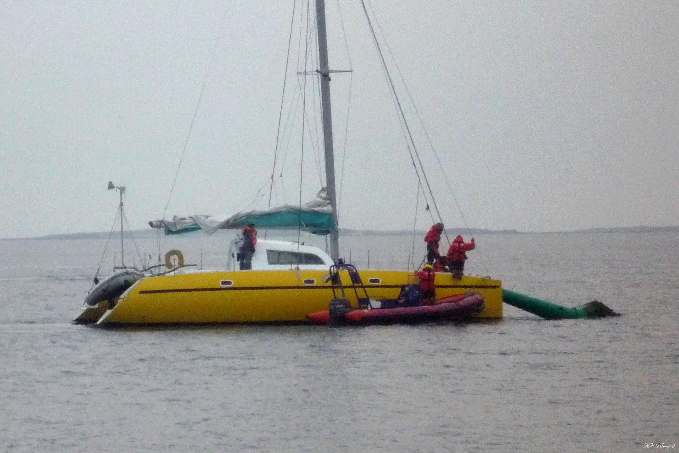 Un catamaran s’empale sur une bouée au large du Conquet