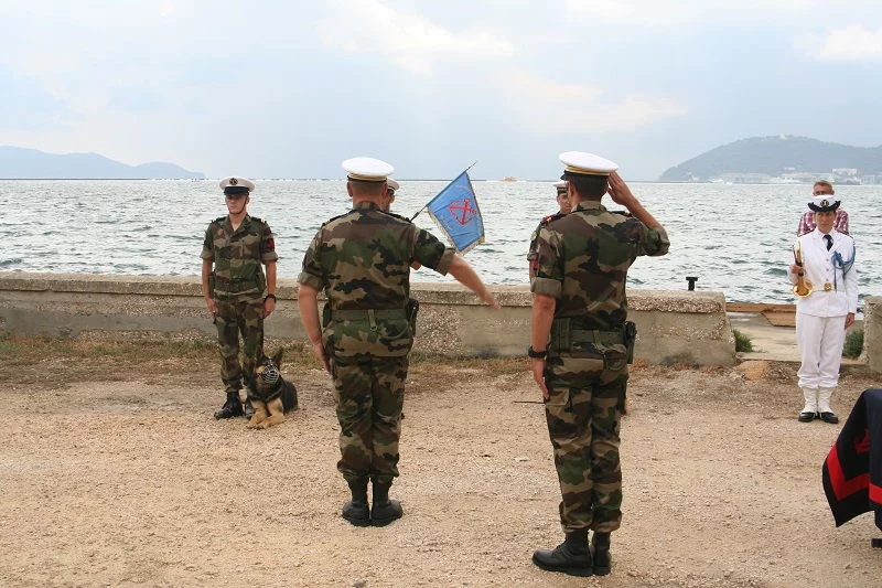 Le commandant du GFM Toulon salue le fanion et sa garde