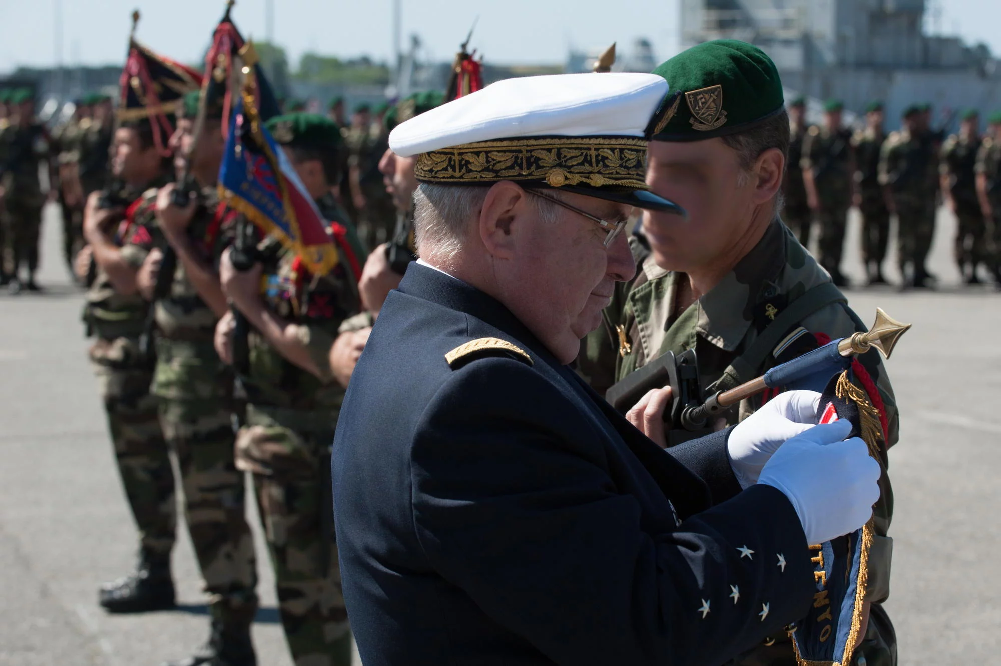 Remise de décorations pour les unités de commandos marine