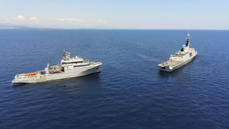 La frégate Guépratte remorque le bâtiment de soutien Seine