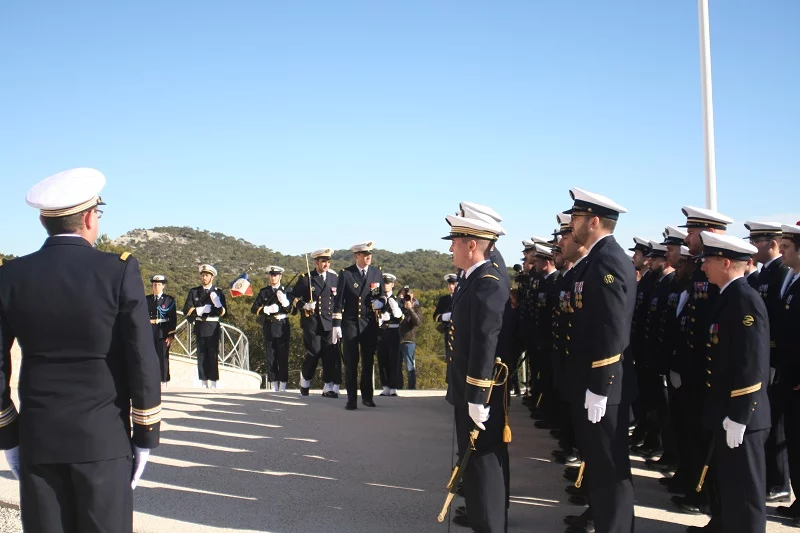 Le capitaine de frégate Roche passe l'équipage en revue