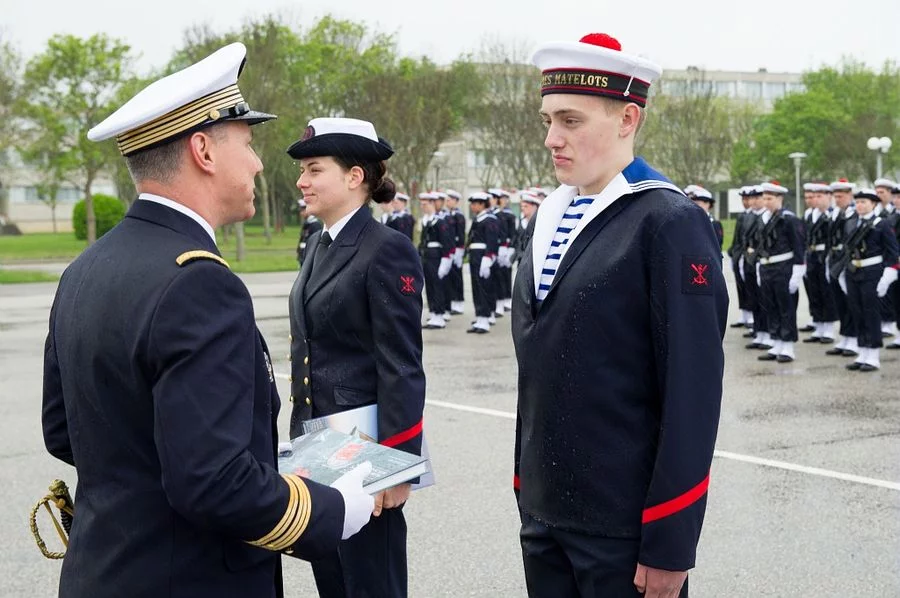 Remise de prix à un matelot en fin de formation initiale
