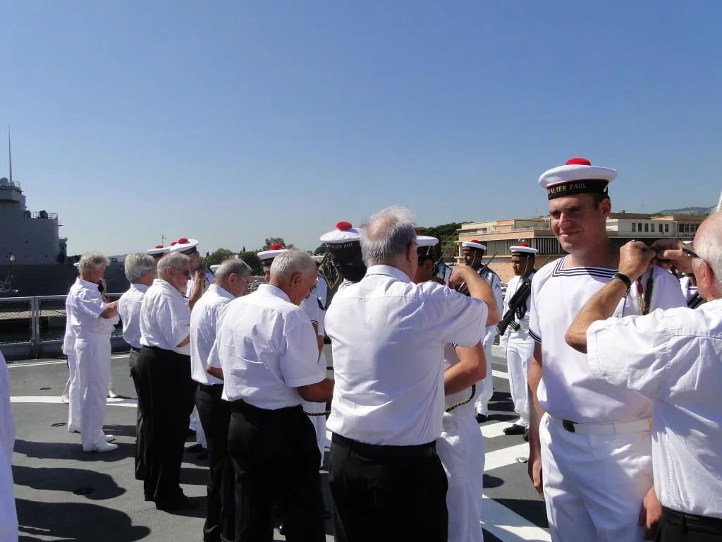 Remise de fourragères à bord du Chevalier Paul