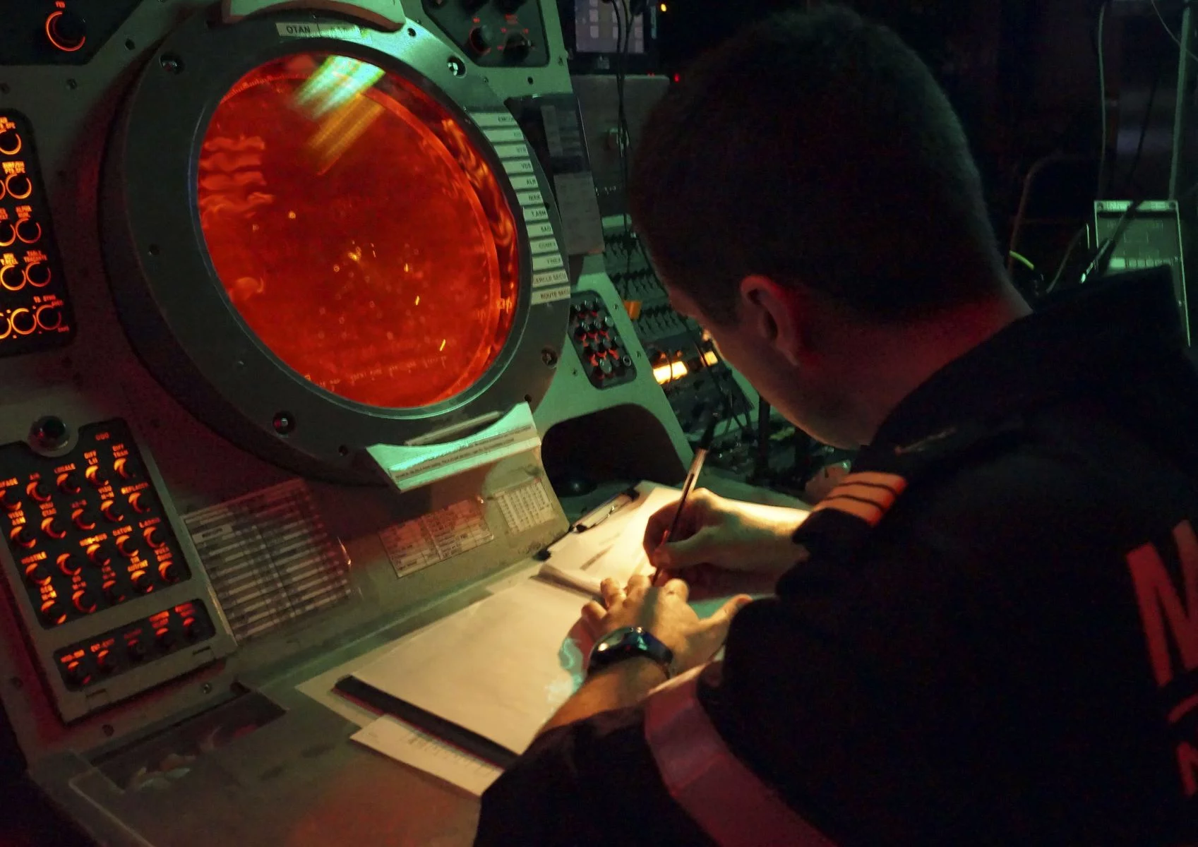 Devant l'écran du sonar