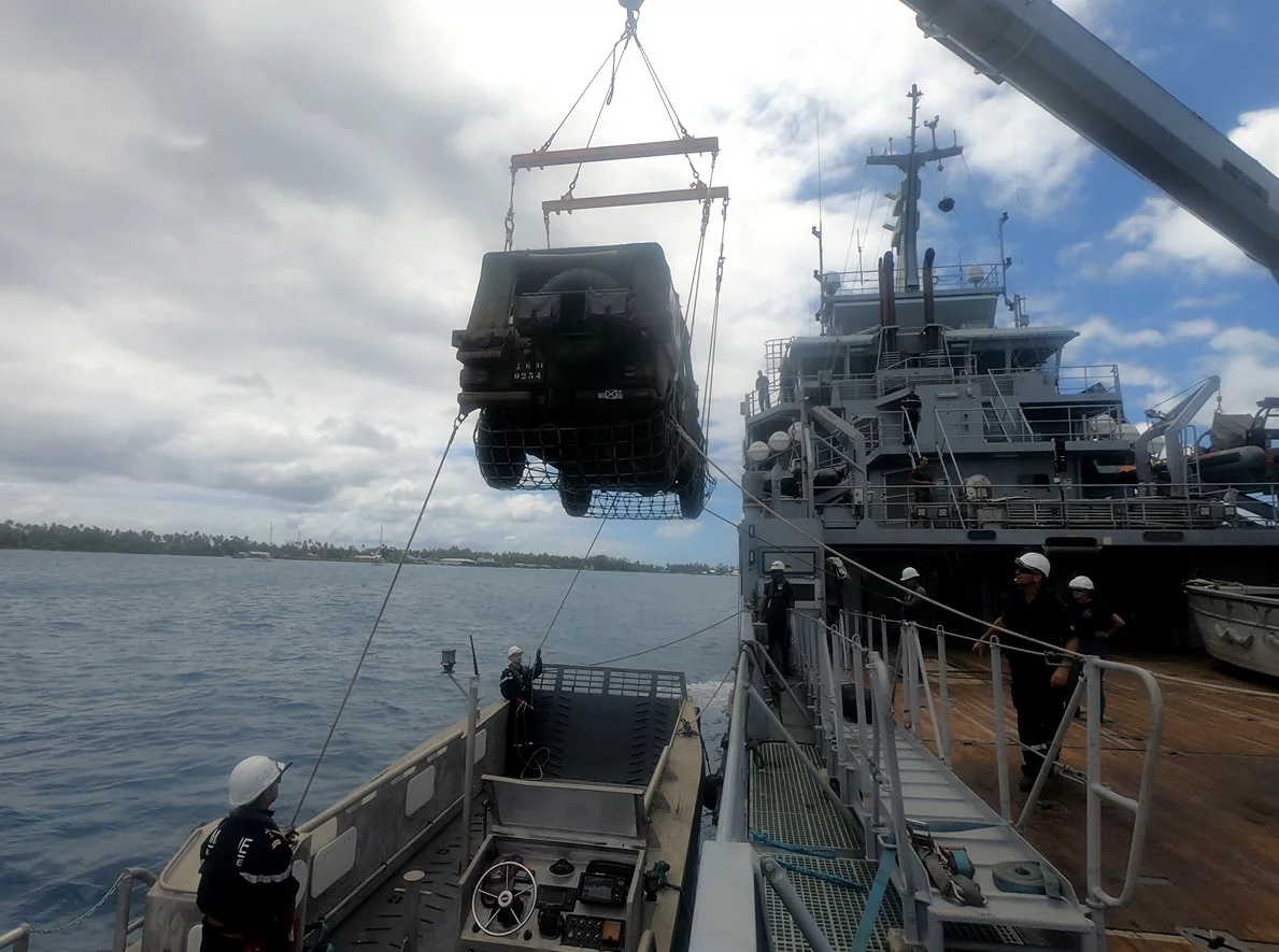 Embarquement d'un véhicule P4 dans l'embarcation de servitude