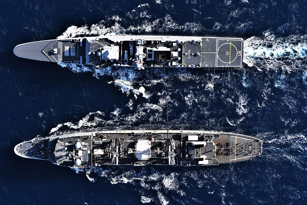 La Marne ravitaille la frégate Alsace