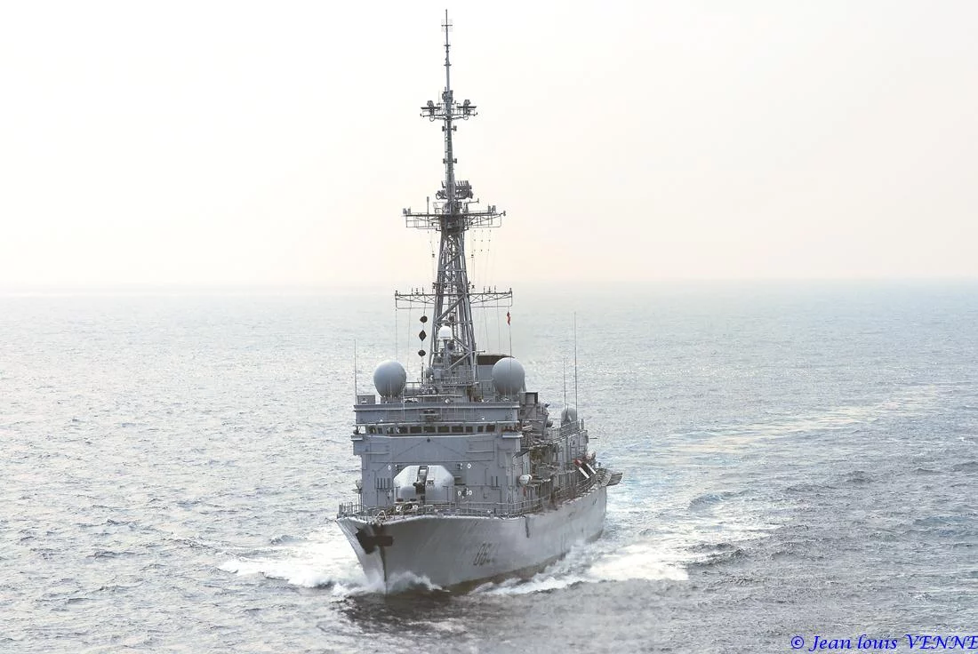 La frégate Primauguet se présente pour un ravitaillement à la mer