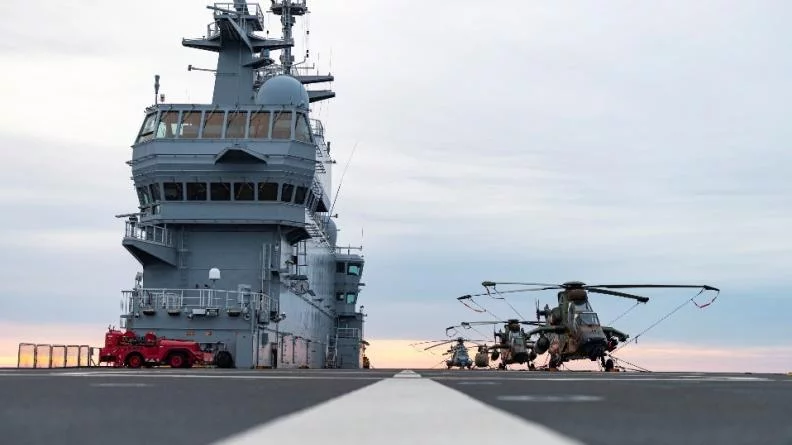 Des hélicoptères de l'armée de terre sur le pont du Dixmude