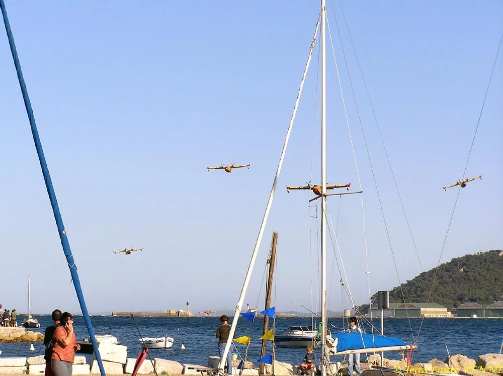 Les Canadairs interviennent au-dessus de Saint Mandrier