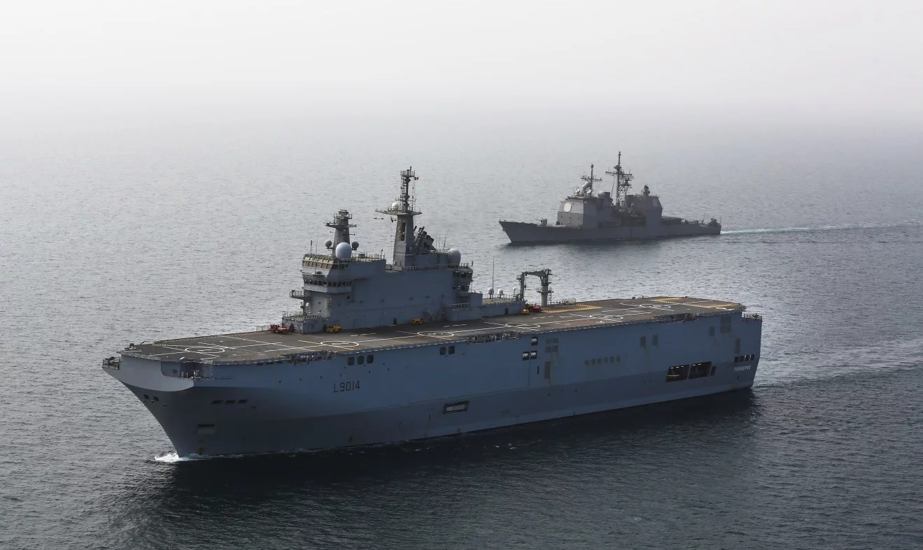 Le BPC Tonnerre et le croiseur lance-missiles USS Monterey 