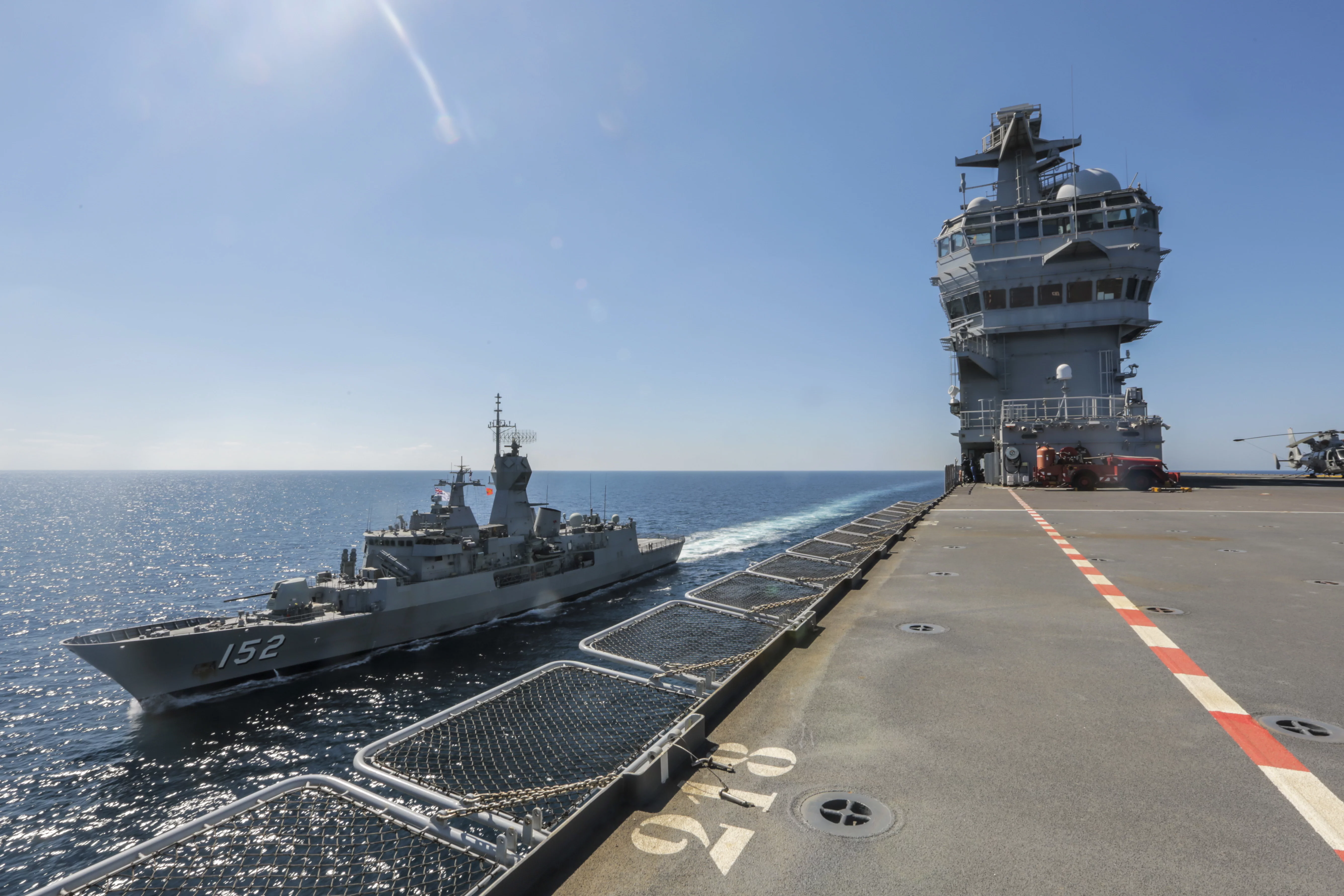 Le BPC Tonnerre et la frégate australienne HMAS Warramunga