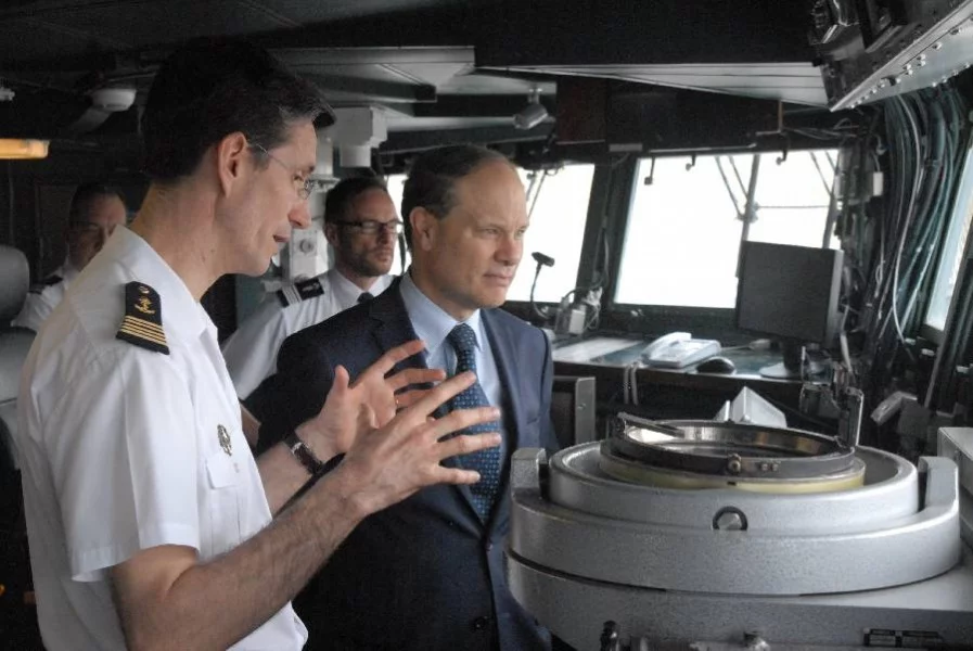 René Troccaz, ambassadeur de France auprès de la République de Chypre, visite le Jean Bart