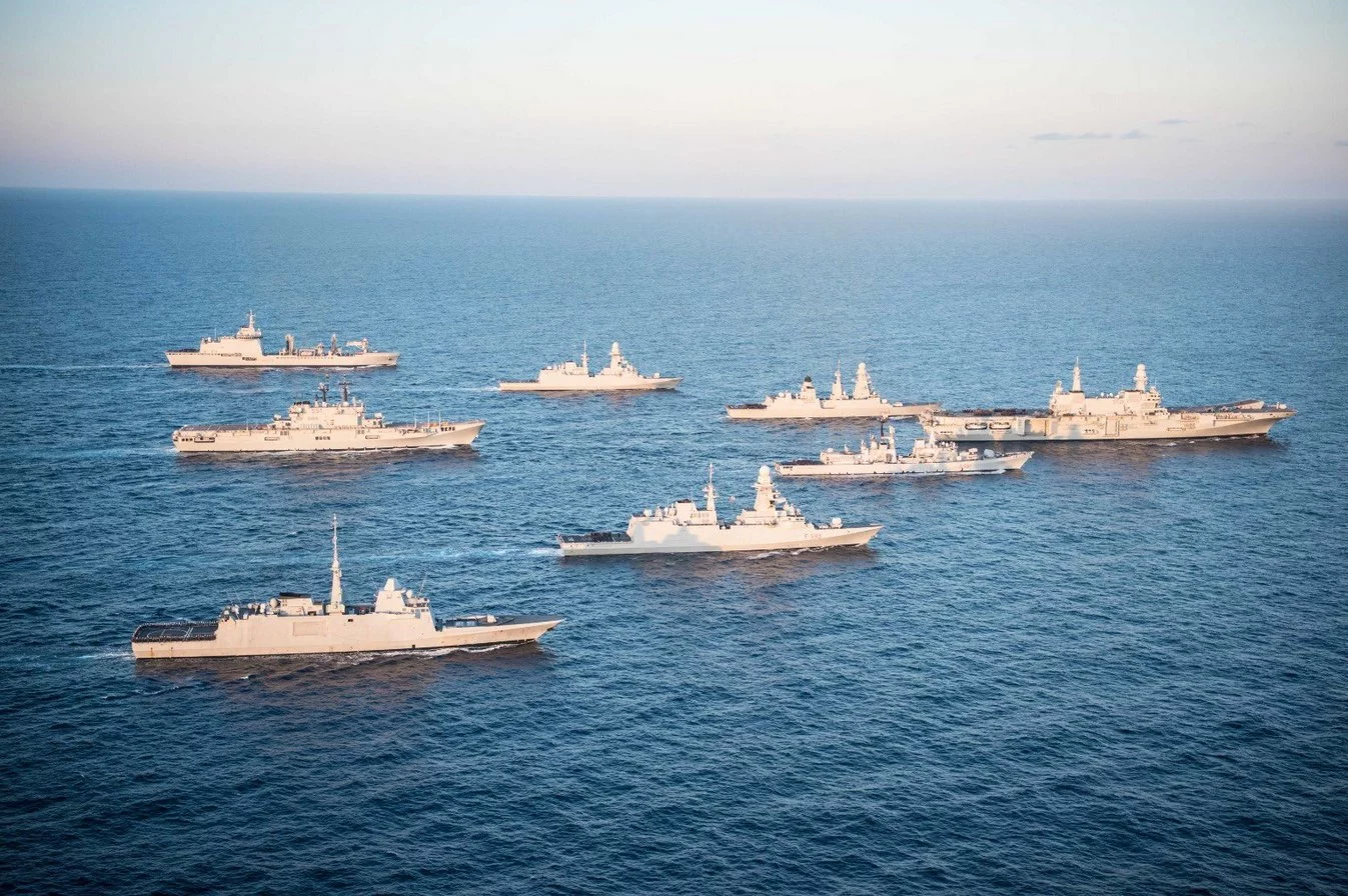 La frégate Provence au milieu des bâtiments italiens participant à l'exercice Mare Aperto