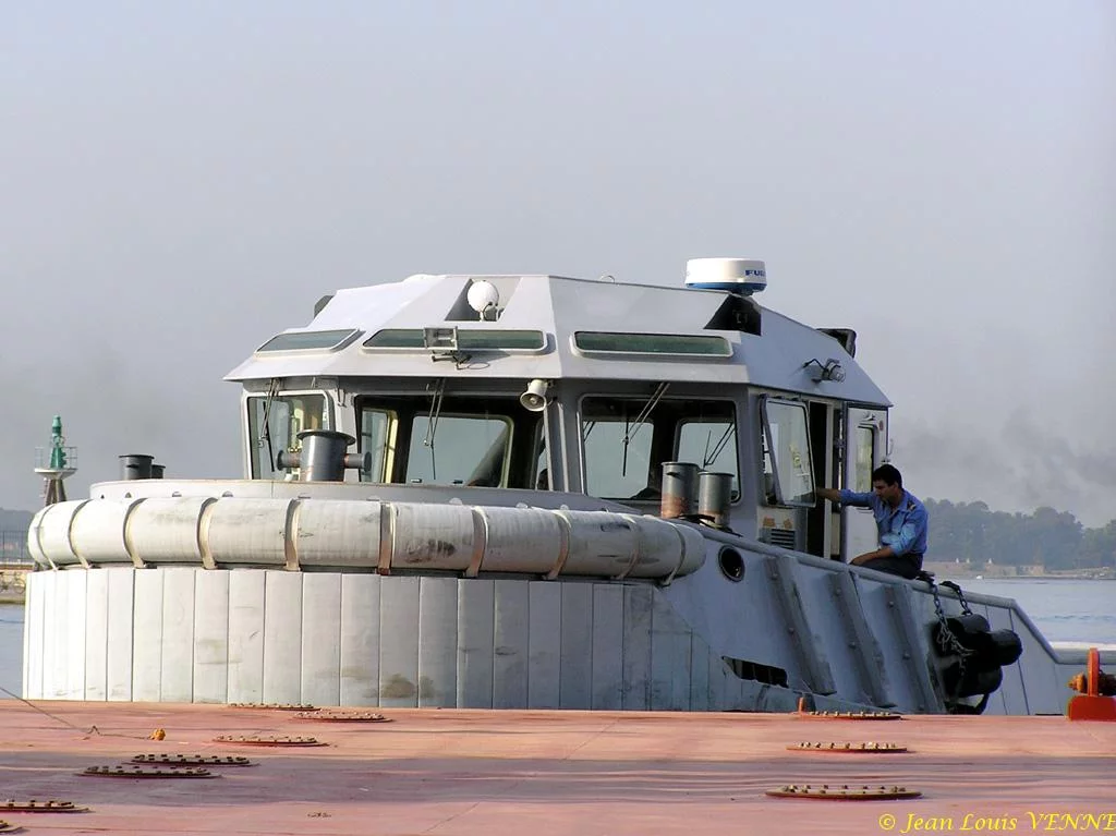 La grue flottante GFA3 dans le Carré du port de Toulon