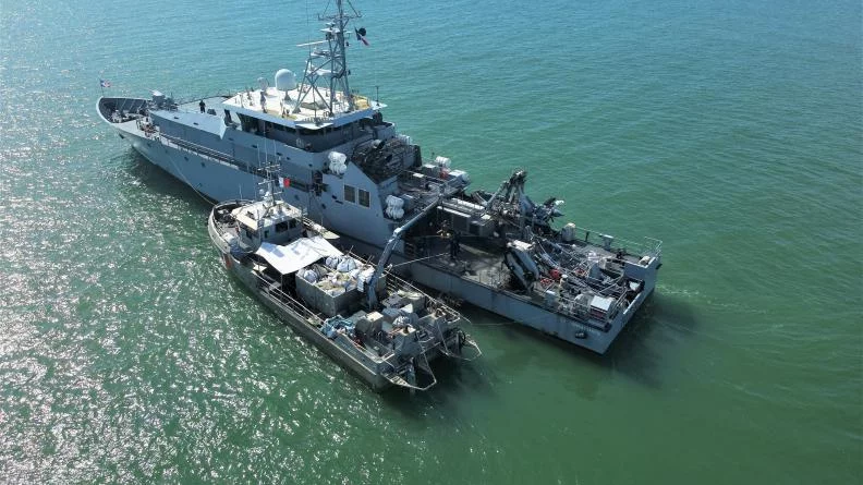 Le patrouilleur La Résolue et l’embarcation remonte filets (ERF) Caouanne 