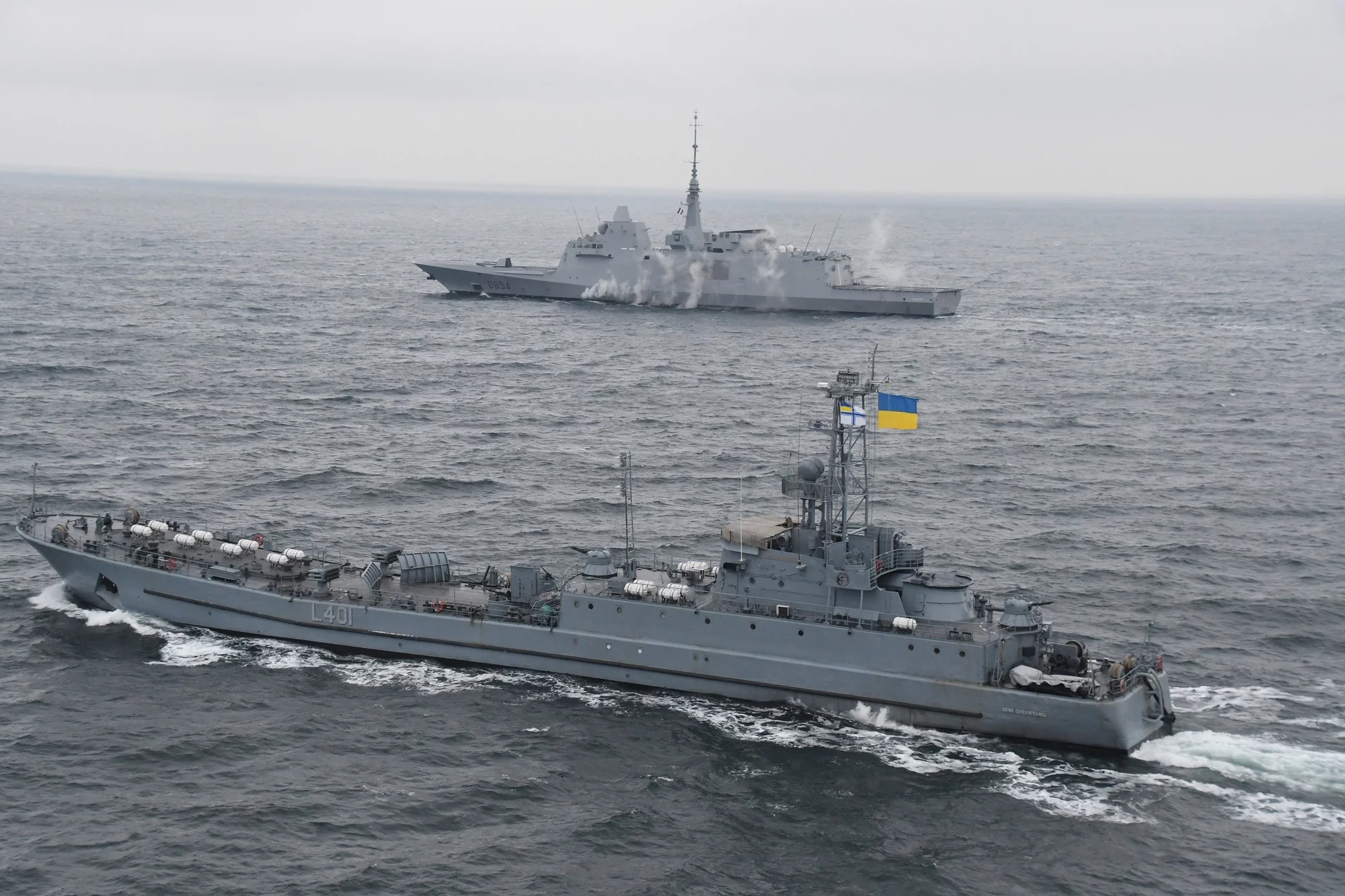 La frégate Auvergne et le LST Yuri Oliferenko de la marine ukranienne