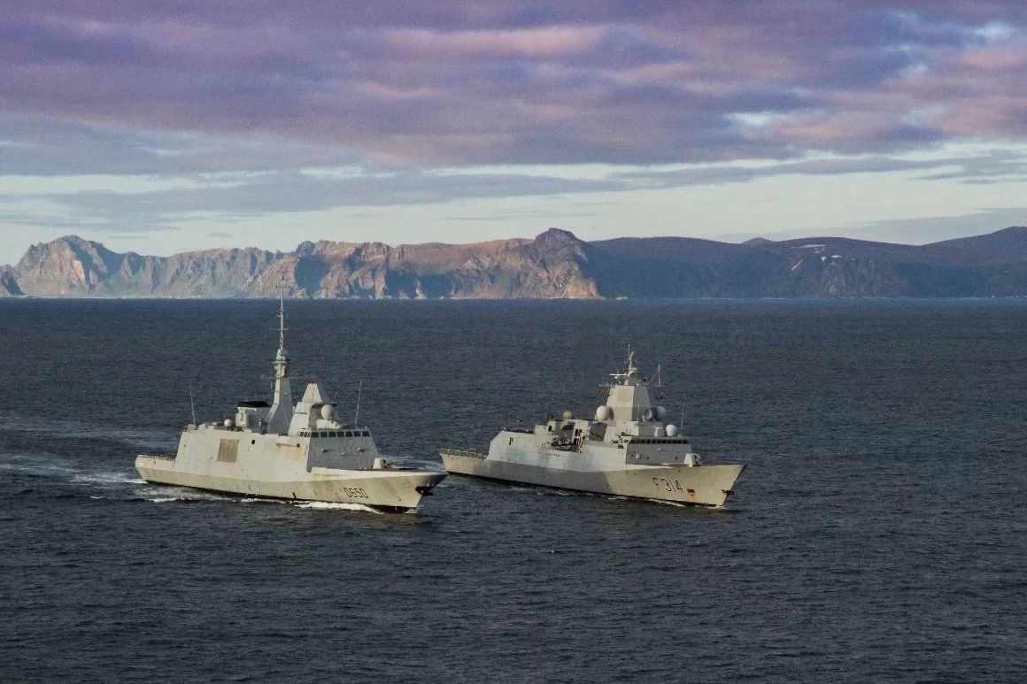 La frégate Aquitaine et la frégate norvégienne HNoMS Thor Heyerdal