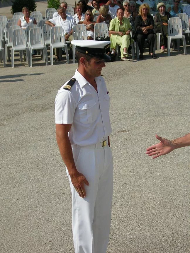 Un élève du BAT reçoit son insigne de plongeur-démineur