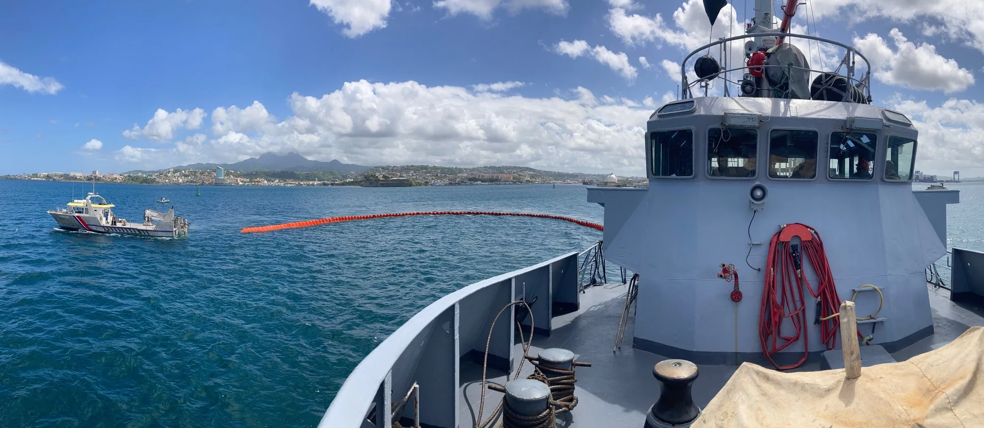 Le remorqueur portuaire Maïto s’entraîne à lutter contre la pollution en mer