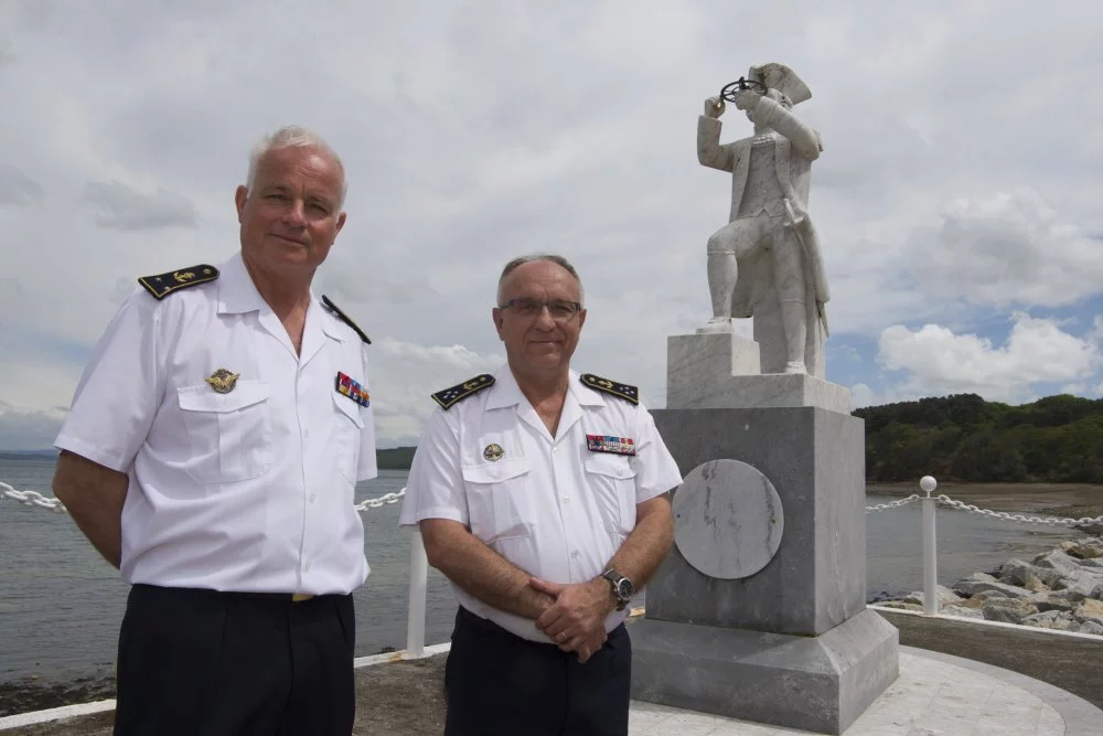 L'amiral Joly, préfet maritime de la Méditerranée, et l'amiral Lugan, commandant l'école navale