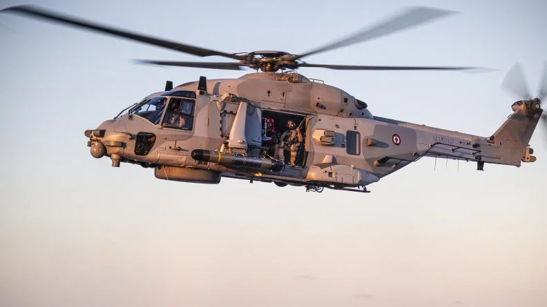 Un hélicoptère Caïman Marine