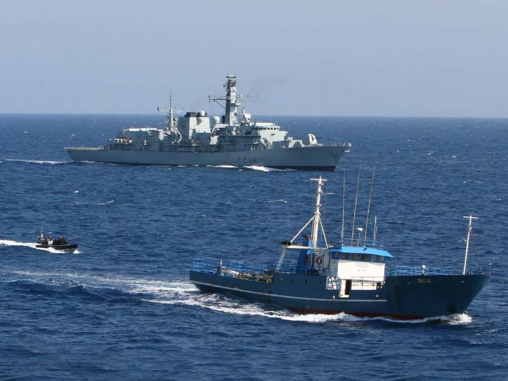 Le chalutier Cristal et le HMS Iron Duke à l'arrière plan