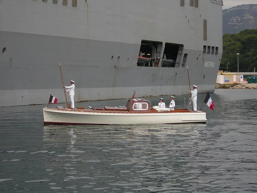 ALFAN, à bord de sa vedette, arrive sur le Mistral