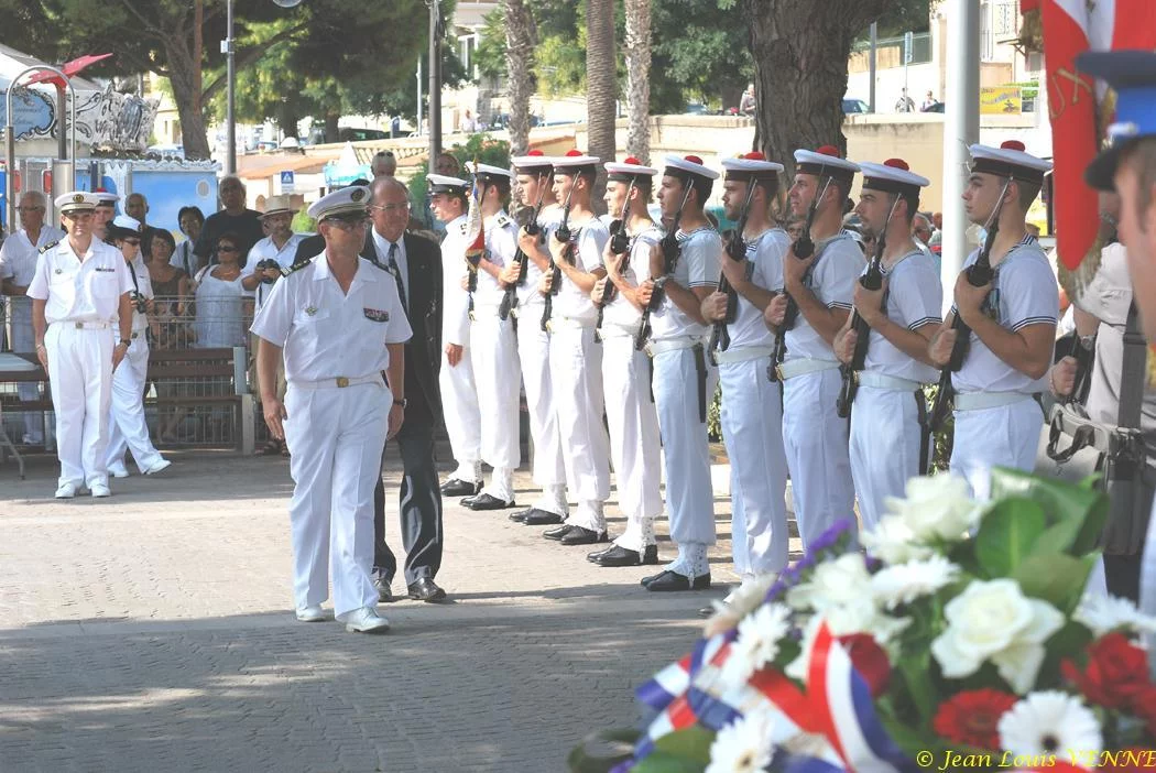 Le commandant et le maire passent la garde d'honneur en revue