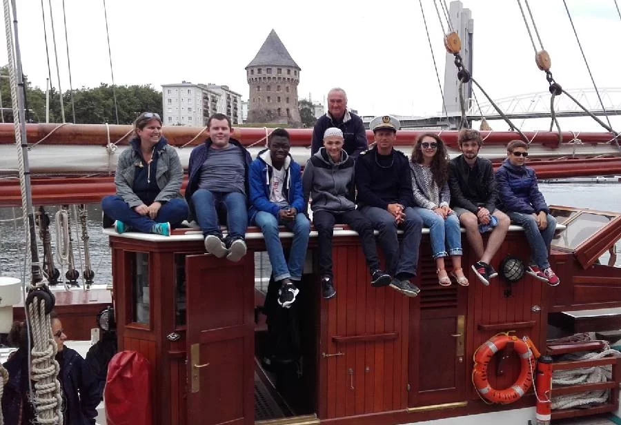 Des adoescents malades embarquent sur la Belle Poule