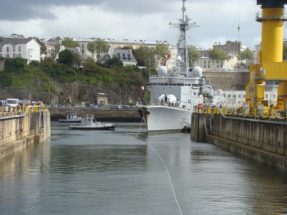 La frégate Primauguet entre au bassin pour un arrêt technique