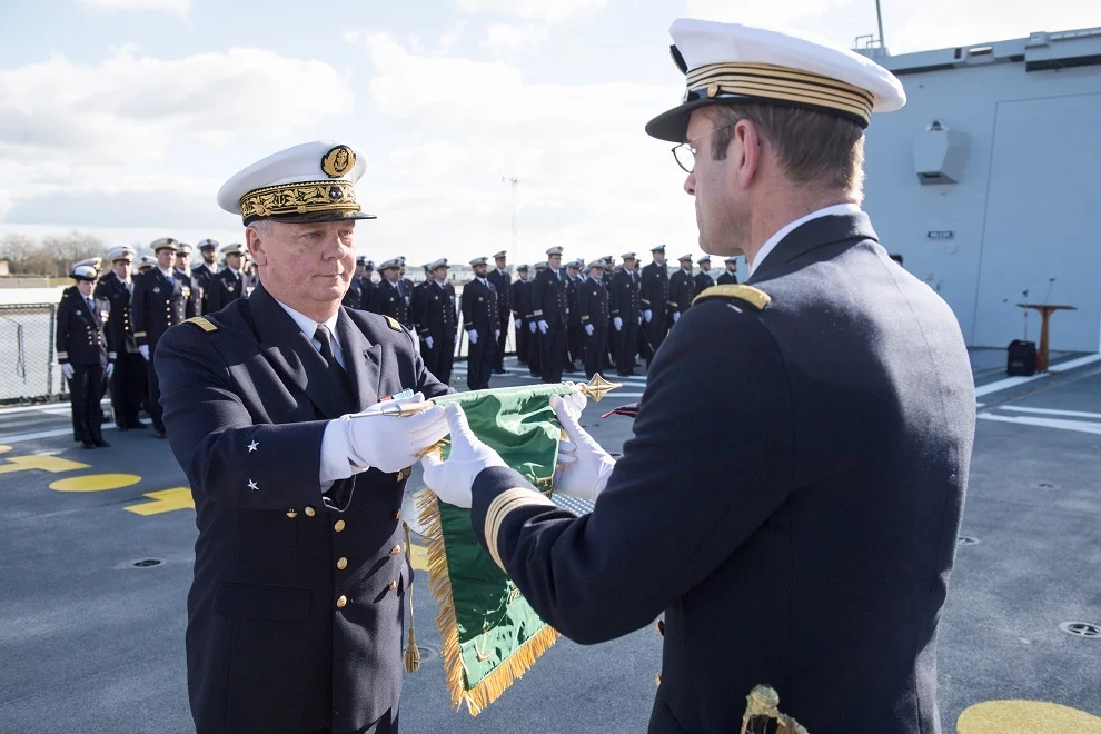 Le contre-amiral Catard remet le fanion officiel au commandant de la frégate Auvergne