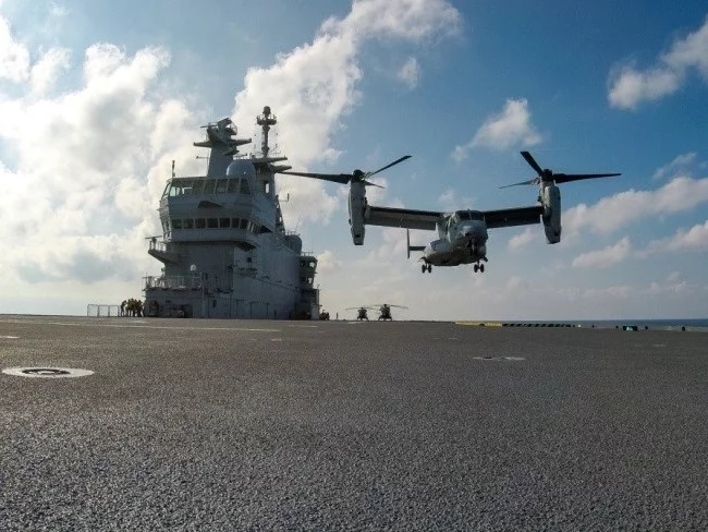 Un hélicoptère V-22 Osprey du Corps des Marines effectue un touch-and-go sur le pont du Dixmude