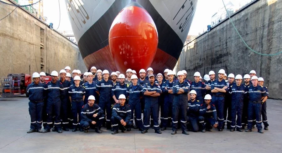 L'équipage du Floréal réuni en fond de bassin