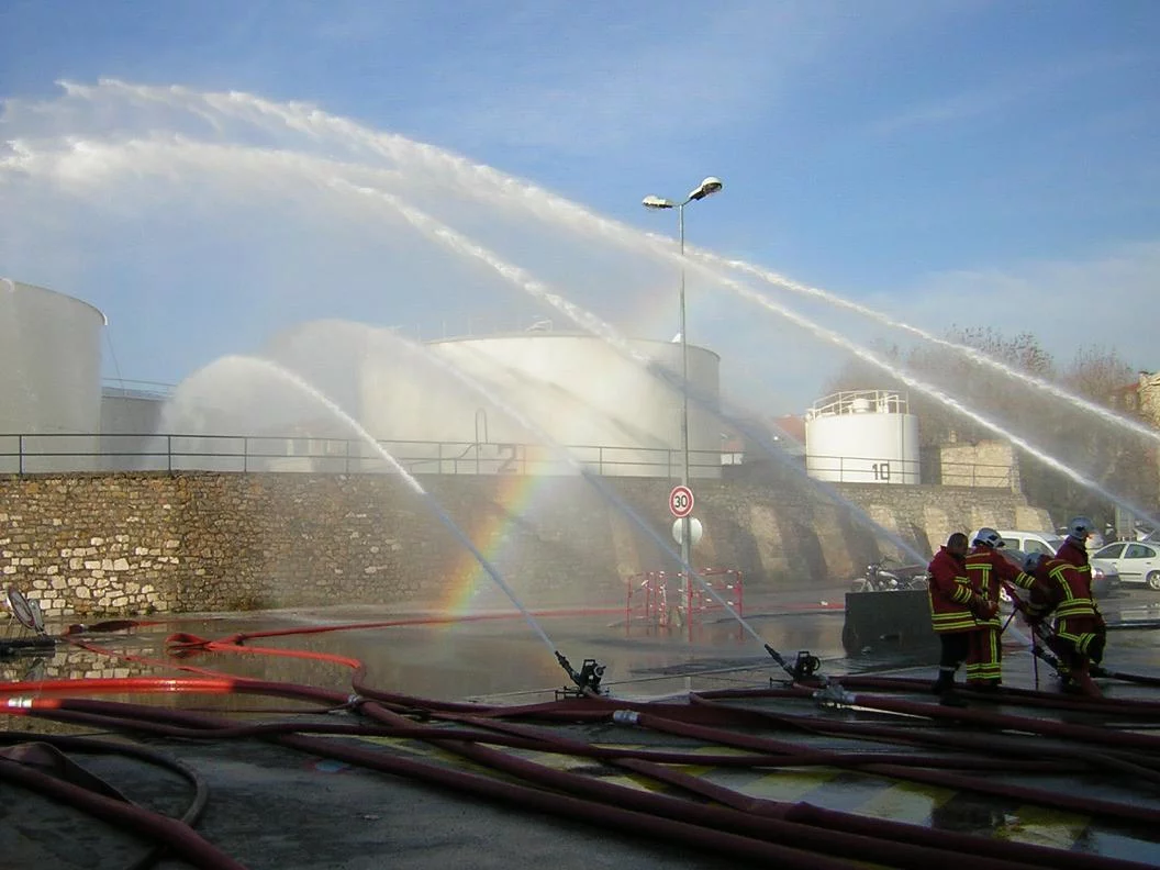 Les marins-pompiers de Toulon testent la première Barge d’Intervention de la Rade au cours d’un exercice de grande ampleur