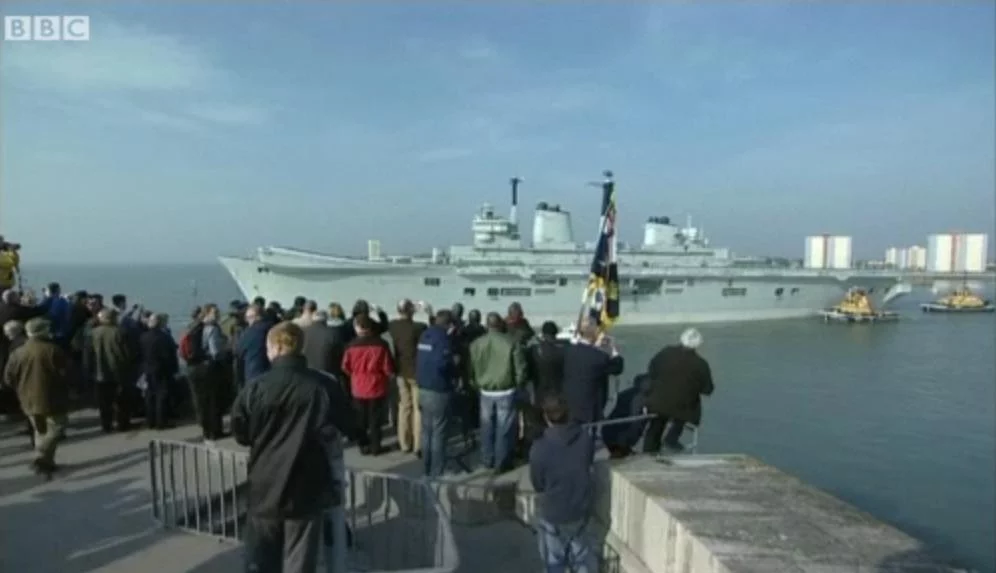 L’ex-porte-aéronefs britannique Invincible quitte Portsmouth pour la dernière fois