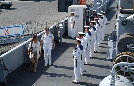 La garde rend les honneurs Ã  Madame lâ€™ambassadrice de France Ã  BahreÃ¯n