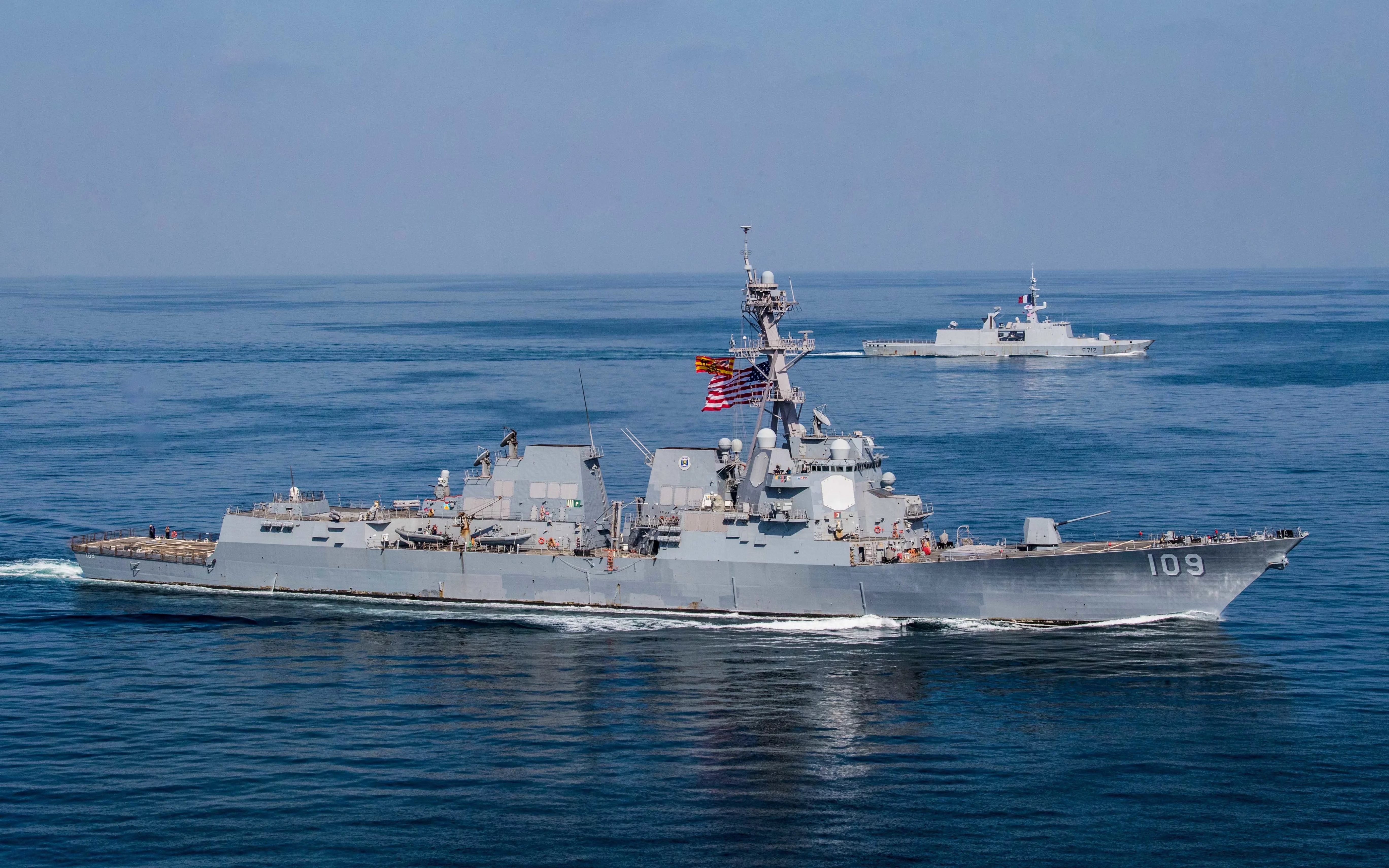 La frégate Courbet et le destroyer USS Jason Dunham