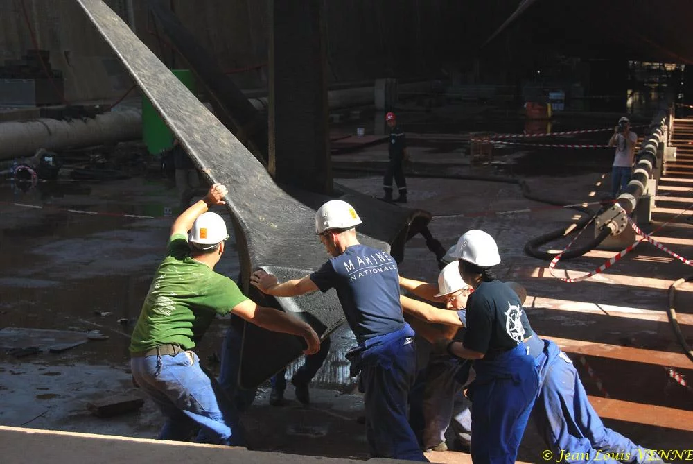 Le Charles de Gaulle ré-embarque ses lignes de mouillage