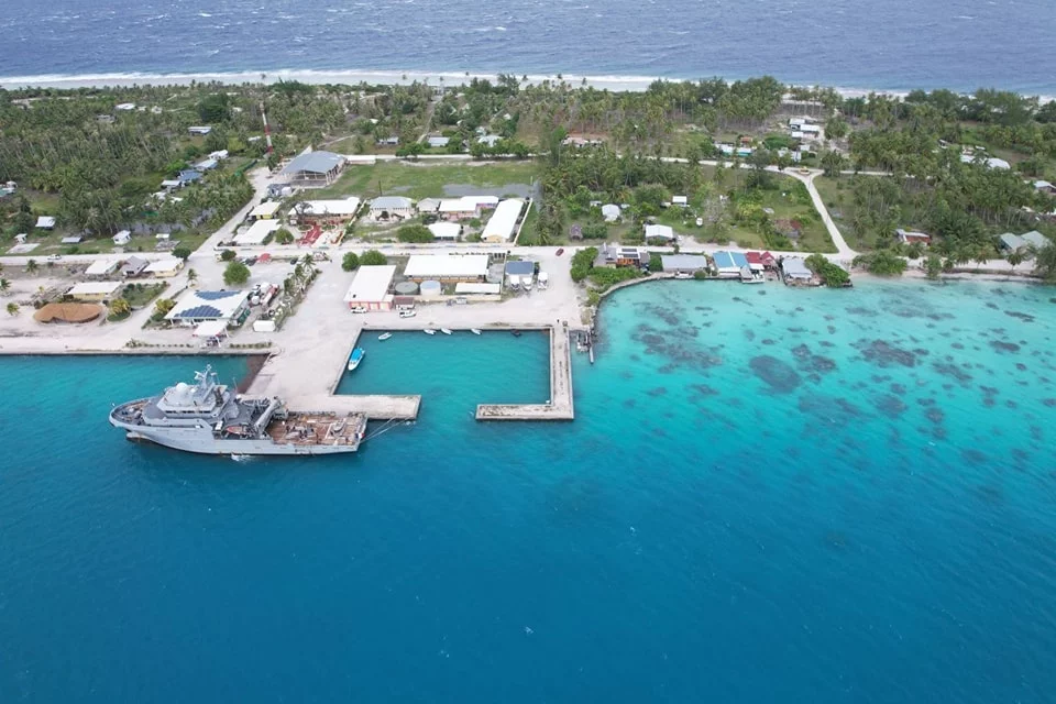 Le bâtiment de soutien Bougainville en escale sur l’île de Fakarava