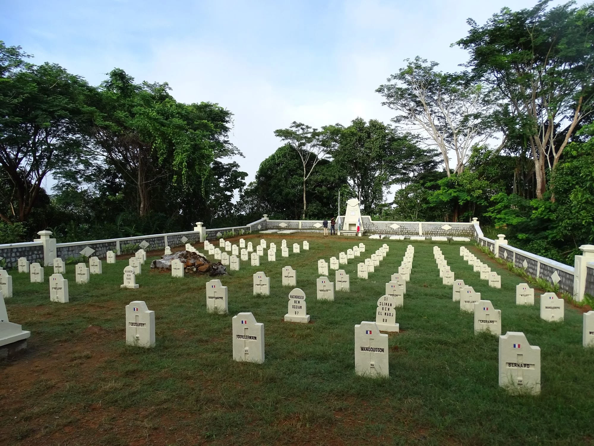 Le cimetière militaire de Nosy Komba, à Madagascar