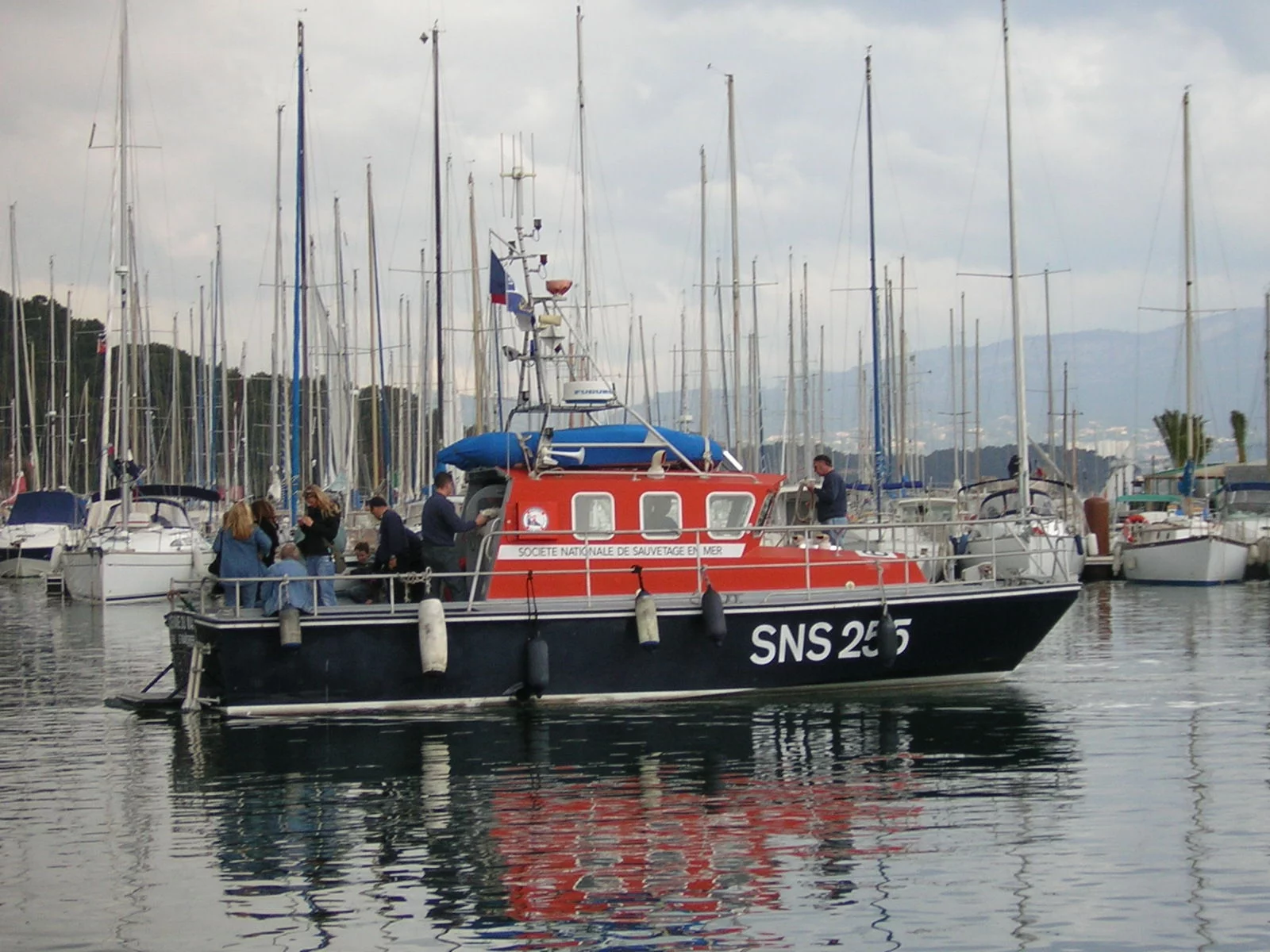 Une vedette de la SNSM embarque les familles pour le départ