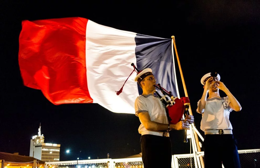 Le bagad de Lann-Bihoué à bord du Tonnerre à Perth